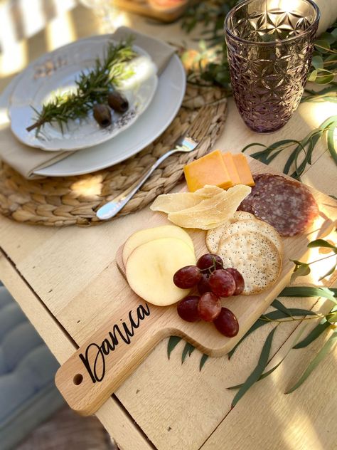 Mini Charcuterie Board Wedding Favors, Charcuterie Tables, Mini Charcuterie Board, Mini Cheese Boards, Charcuterie Board Wedding, Mini Charcuterie, Italian Party, Personalized Cheese Board, Fall Brunch