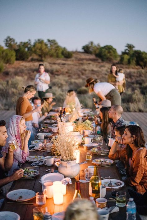 Glamping Dinner, Beach Dinner Parties, Kinfolk Dinner, Party Under The Stars, Group Dinner, Beach Dinner, Outdoor Dinner Parties, Outdoor Dinner, Dinner Themes