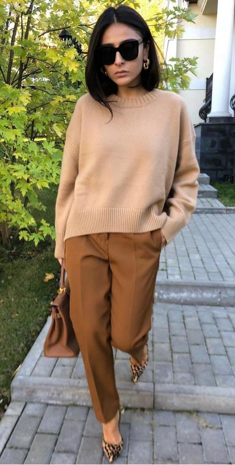 Spring Work Outfits, Tas Fashion, 20s Fashion, Mode Casual, Stil Inspiration, Brown Pants, Spring Outfits Women, Ținută Casual, Inspired Outfits