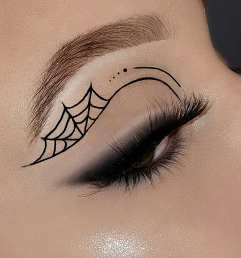 Halloween Graphic Liner Makeup, Simple Halloween Eye Makeup For Work, Work Appropriate Halloween Makeup, Graphic Eyeliner Halloween, Pumpkin Eyeliner, Halloween Graphic Liner, Halloween Makeup Eyeliner, Simple Halloween Makeup Looks For Work, Spooky Eyeliner