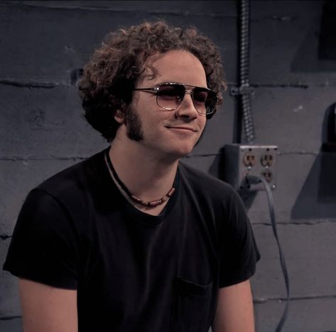 Hyde That 70s Show, Steven Hyde, Types Of Guys, That 70s Show, Hopeless Romantic, Spirit Animal, Curly Hair, Curly Hair Styles, Mens Sunglasses