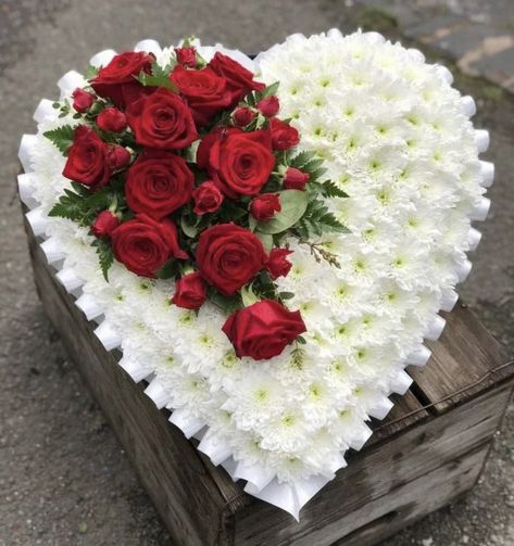 Fresh Flower Arrangement, Dekoratívne Vence, Gravesite Decorations, Grave Flowers, Large Flower Arrangements, Creative Flower Arrangements, Memorial Flowers, Arrangement Ideas, Cemetery Flowers