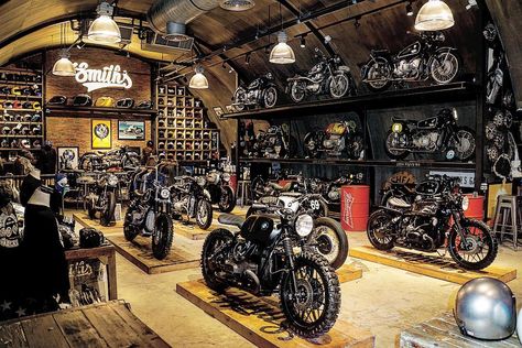 Garasi Motor, Motorcycle Dealership, Motorcycle Storage, Garage Furniture, Motorcycle Repair, Vintage Flea Market, Custom Bmw, Basement Bar Designs, Motorcycle Garage