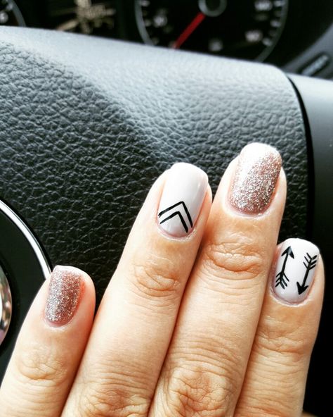 Nail design with accent nails - nude,  glitter and arrows Arrow Nails, Nails Nude, Manicure Gel, Her Nails, Super Nails, Fall Nail Colors, Nail Polish Designs, Gel Nail Designs, Fall Nail