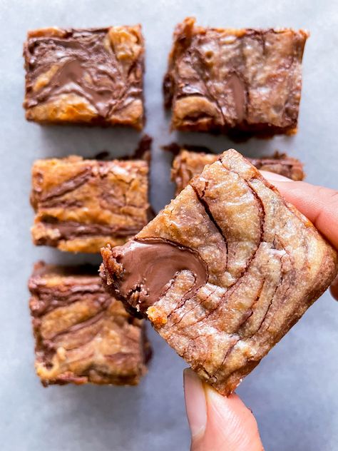 Eggless Nutella Blondies Eggless Blondies, Eggless Blondies Recipe, Nutella Blondies, Eggless Brownie Recipe, Dry Cakes, Chocolate Chip Blondies, Eggless Desserts, Nutella Brownies, Eggless Recipes