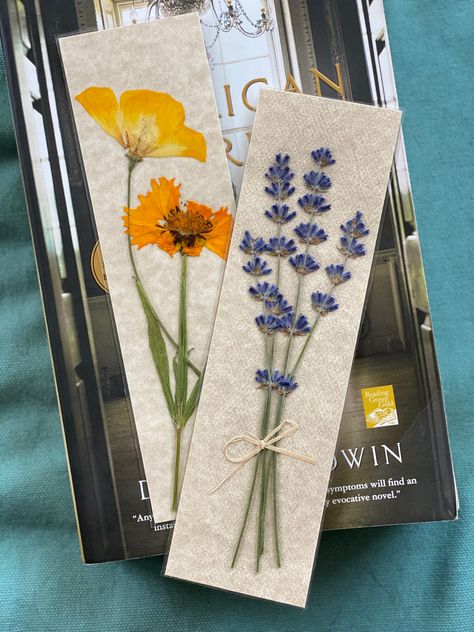 Flower Pressing Crafts, Dry Flower Bookmark, Diy Pressed Flower Bookmark, Pressed Flowers Bookmark, Pressed Flower Bookmark Diy, Dried Flower Book, Dried Flowers Bookmark, Diy Bookmarks Aesthetic, Dried Flower Bookmarks