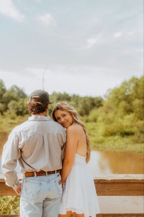 Fall Couple Pictures, Couple Senior Pictures, Country Couple Pictures, Fall Couple Photos, Senior Photoshoot Poses, Senior Photography Poses, Gift Basket Ideas For Couples, Engagement Pictures Poses, Couples Shoot