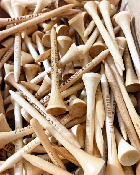 "What a great way to remember that perfect game! Personalize these golf tees as wedding favors, dads birthday, the golf team or tournament, host gifts and party favors. Customize each one! Custom Golf tees are 2-3/4 in a natural wood color Sets of 10, 25, 50, 100 or 300 available under the drop down menu. Or we would be happy to give a quote for a different quantity. - WE WILL NOT ENGRAVE OFFENSIVE OR INAPPROPRIATE TEXT - At Checkout: To purchase this engraved item you need to add them to your c Golf Flags For Centerpieces, Wedding Golf Tournament, Golf Wedding Shower Ideas, Golf Party Games Adults, Golf Theme Bachelor Party, Golf Hole Sponsor Ideas, Golf Bachelor Party Ideas, Diy Golf Gifts, Golf Gift Basket Ideas