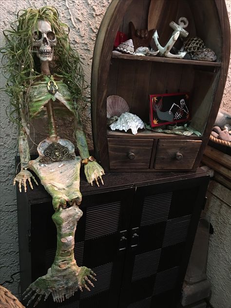 Mermaid Skeleton Decor, Diy Mermaid Skeleton, Mermaid Skeleton Halloween Decor, Skeleton Fairy Diy, Swamp Graveyard, Skeleton Fairies, Oddities Art, Tropical Halloween, Spooky Island