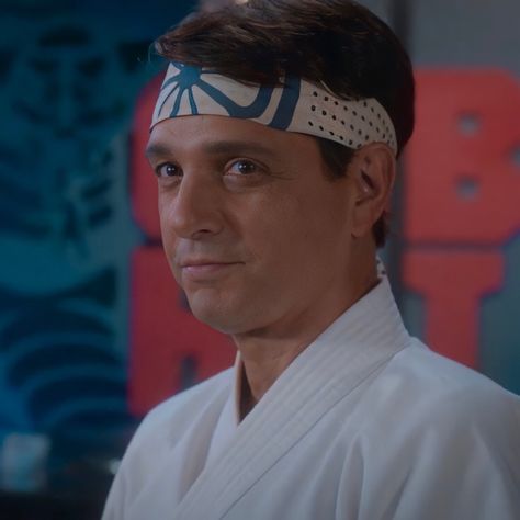 Ralph Macchio Cobra Kai, Daniel Larusso Aesthetic, Karate Kid Aesthetic, Daniel Larusso Cobra Kai, Cobra Kai Daniel Larusso, Cobra Kai Daniel, 80s Guys, Smash Board, Johnny Cade