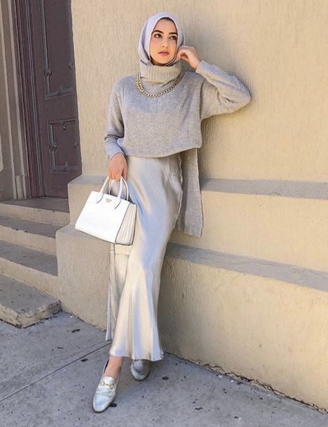 Satin Skirt Outfit Hijab, Skirt Outfit Hijab, Silver Skirt Outfits, Skirt Outfits Hijab, Silk Skirt Outfit, Satin Skirt Outfit, Hijab Summer, Silver Sweater, Mode Hijabi