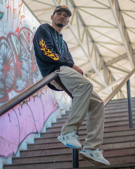 Urban Street Wear Photoshoot, Sneakers Poses Photo Ideas, Male Street Photography, Streetwear Portrait, Streetwear Photoshoot Ideas, Hip Hop Photoshoot, Men's Street Style Photography, Streetwear Photoshoot, T-shirt Photography