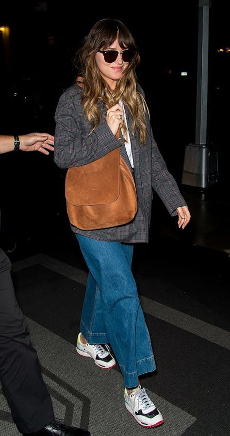 Dakota Johnson’s Bucket Bag Is The Epitome Of Modern Gucci Dakota Johnson Street Style, Sweatshirt Street Style, Dakota Style, Dakota Johnson Style, Basic Sweatshirt, Autumn Street Style, Celebrity Street Style, Dakota Johnson, Simple Outfits