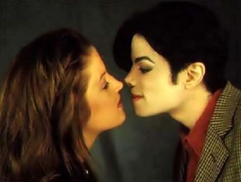 Michael Jackson & Lisa Marie Presley Michael Jackson Photoshoot, Linda Thompson, Photos Of Michael Jackson, Michael Jackson Smile, Joseph Jackson, Michael Jackson Pics, King Of Pop, Paris Jackson, King Of Music