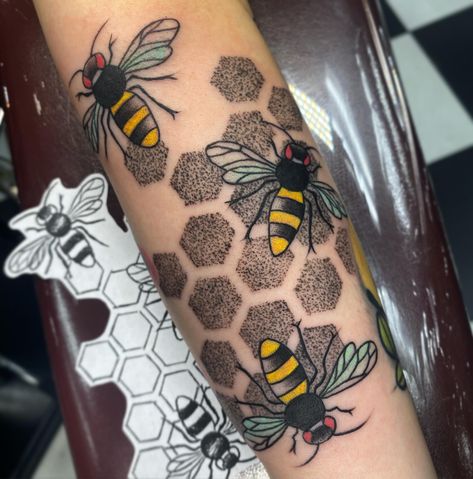 Honeycomb Bee Tattoo, Bees Tattoo, Amy Tattoo, Florida Tattoo, Tattoos Ideas For Women, Bee Tattoos, Honeybee Art, Butterfly Tattoos For Women, Infinity Tattoos