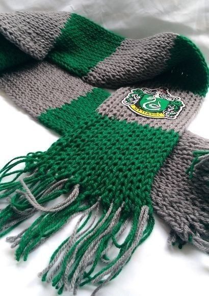 Slytherin Scarf, Gryffindor Scarf, Slytherin Wallpaper, Slytherin Fashion, Harry Potter Crochet, Slytherin And Hufflepuff, Images Harry Potter, Knitting Machine Patterns, Kawaii Crochet