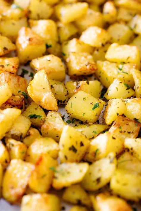 Patate Arrosto (Italian roasted Potatoes) Italian Roasted Potatoes, Italian Tomato Salad, Mexican Turkey, Italian Side Dishes, Italian Recipes Appetizers, Italian Feast, Italian Salad Recipes, Red Potato Recipes, Italian Potatoes