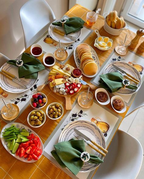 Home Buffet Set Up Ideas, Breakfast Presentation, Food Display Table, Food Set Up, Turkish Breakfast, Warm Scarves, Amazing Food Decoration, Party Food Buffet, Catering Ideas Food