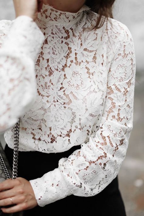 Lace Blouse Black, Supreme Bag, Gaun Fashion, Blogger Outfits, Black Lace Blouse, Lace Outfit, Cooler Look, White Set, Fashion Blogger Style