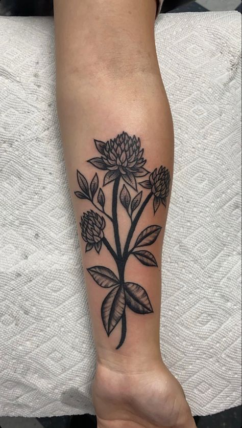 Crimson And Clover Tattoo, Red Clover Tattoo, Clover Flower Tattoo, Linocut Tattoo, Tattoo Artistic, Shading Tattoo, Tiny Flower Tattoos, Clover Tattoo, Black And Grey Tattoo