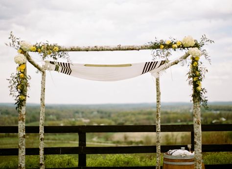 Simple Chuppah, Chuppah Ideas, Chuppah Flowers, Wedding Arbor Rustic, Wedding Chuppah, Event Studio, Rustic Wedding Table Decor, Rustic Wedding Photos, Wedding Canopy