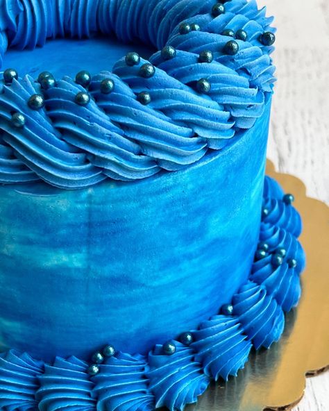 Simple royal blue rope border cake 💙 This grab & go cake has already gone, but we invite you to come stop by @frostartisanbakery to find more perfect-for-Father’s Day cakes like this one! #frostartisanbakery #buffalobakery #downtownbuffalo #buffalony #explore #buffalo716 #grabandgocake #bluecake #fathersdaycake #cakesofinstagram #cakeinspo #minicake #smallcakes #cakestagram #cakebaker #prettycakes #cakestyle #ropeborder #bluepearls #celebrationcake #cakereelsofinstagram #cakereel #cakecak... Rope Border, Fathers Day Cake, Already Gone, Blue Cakes, Cake Makers, Fashion Cakes, Buttercream Cake, Pretty Cakes, Celebration Cakes