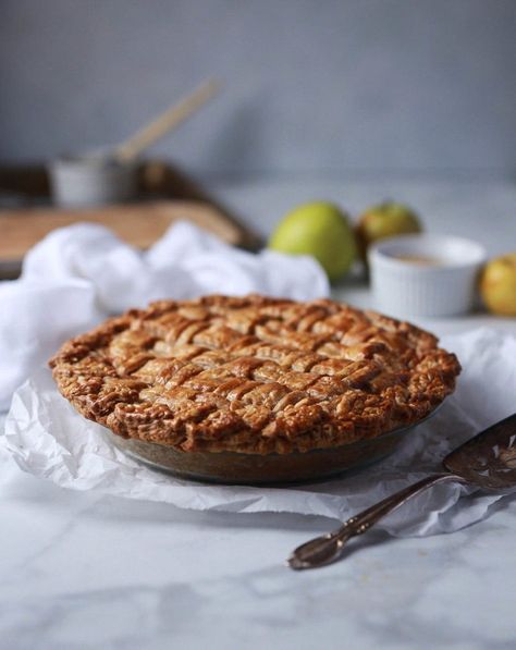 Whiskey-Ginger Apple Pie - Pastry and Prose Ginger Apple Pie, Whiskey Apple Pie, Butter Crust Recipe, Apple Pie Pastry, Honey Whiskey, Pie Pastry, Fall Pies, Butter Crust, Whiskey Ginger