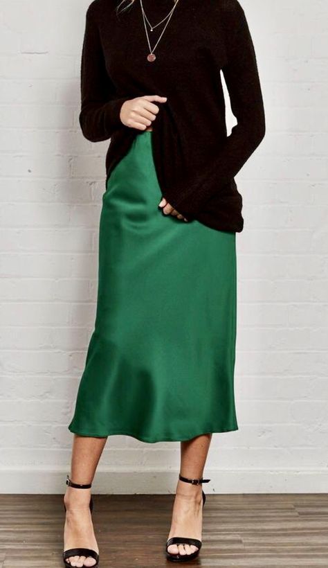 Outfit Rok, Silk Slip Skirt, Slip Skirt, Silk Slip, Winter Wear, Fall Outfits, Midi Skirt, Street Style, Satin