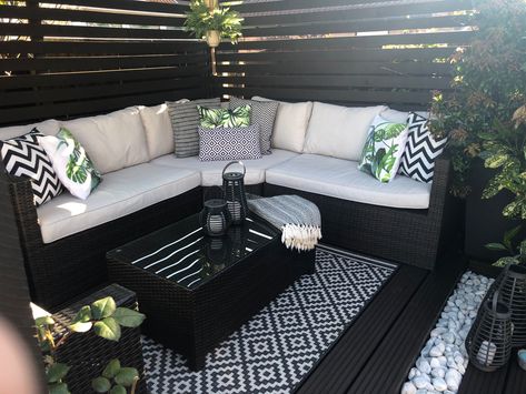 Black Decking Garden, Deck Sectional Ideas, Black Garden Furniture Ideas, Organize Backyard, Black And Cream Patio Decor, Black And Beige Patio Decor, Black Garden Furniture, Black Rattan Patio Furniture, Grey Garden Furniture