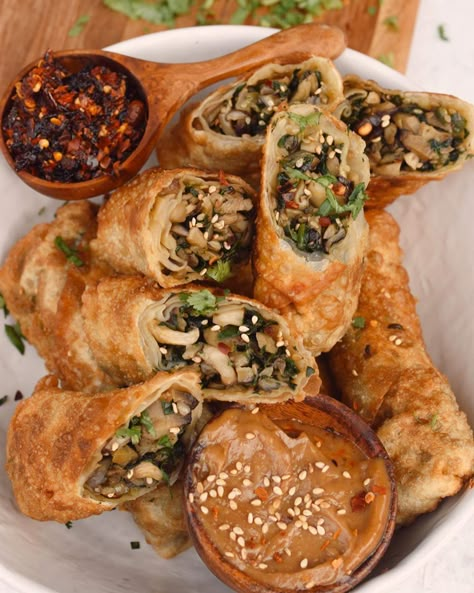 Mushroom Egg Rolls, Vegan Egg Roll Wrapper Recipes, Spinach Egg Rolls, Veggie Egg Rolls, Vegan Egg Rolls, Resep Vegan, Bali Retreat, Crispy Egg, Mushroom Spinach