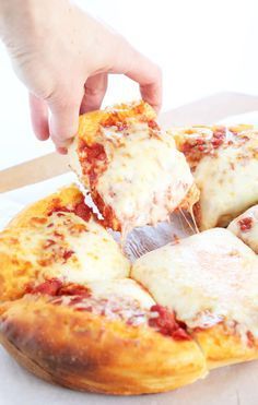 Slow Cooker Deep Dish Gluten Free Pizza | Now this is what I call a delicious pizza recipe! Just look at all of that cheese! Gluten Free On A Shoestring, Delicious Pizza Recipes, Gluten Free Living, Deep Dish Pizza, Gluten Free Pizza, Gluten Free Eating, Fodmap Recipes, Gluten Free Dinner, Pizza Night