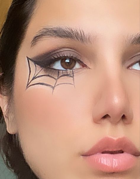 Server Halloween Makeup, Halloween Eyeliner Spiderweb, Minimal Halloween Makeup, Halloween Makeup Spider Web, Spiderweb Makeup, Spiderweb Eyeliner, Black Halloween Makeup, Spider Web Makeup, Web Makeup