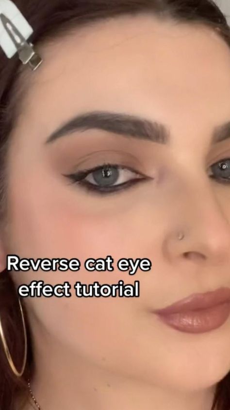 Easy Eyeshadow Hooded Eyes, Downward Eyeliner Wing, Fully Hooded Eye Makeup, Round Eyes Makeup, Sleepy Eyes Makeup, Easy Eye Makeup Ideas, Eyeliner Under Eye, Reverse Cat Eye, Line Makeup