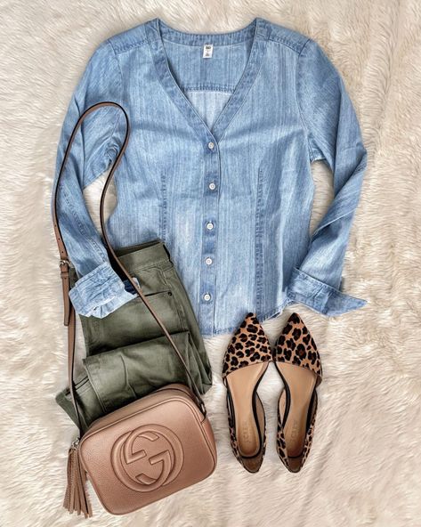 IG: @mrscasual | Chambray top, olive pants, leopard flats, & gucci bag Olive Pants, Look Jean, Shoes Jeans, Leopard Print Shoes, Flats Outfit, Leopard Shoes, Print Shoes, Modieuze Outfits, Instagram Outfits