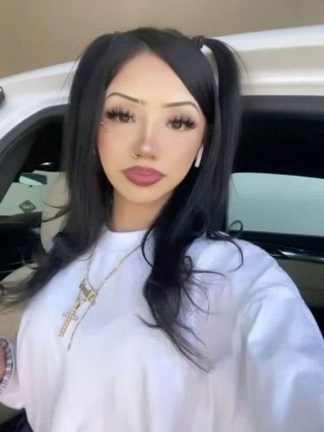 Latina Hairstyles Long, Chicana Makeup, Hairstyles Latina, Baddie Hairstyles Latina, Chola Makeup, Cute Latina Hairstyles, Latina Makeup Looks, Latina Hair, Chola Style