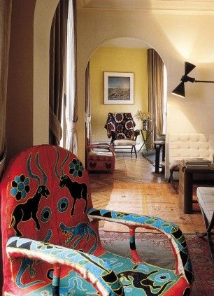 Christian Louboutin's apartment Bohemian Apartment, Paris Interiors, African Interior, Bar Inspiration, Loft Stil, Paris Home, Gathering Room, Funky Home Decor, Parisian Apartment