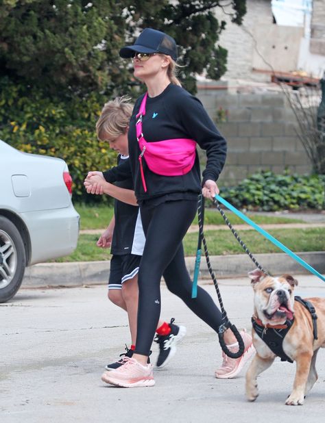 Reese Witherspoon goes for a walk in Los Angeles on March 24 wearing Alo Yoga leggings and Hoka One One x Outdoor Voices pastel pink sneakers. #reesewitherspoon #celebrityfashion #streetstyle #hokaoneone #athleisure Celebrities Wearing Lululemon, Hoka Shoes Woman, Alo Yoga Outfit, Jennifer Garner Style, Yoga Leggings Outfit, Alo Leggings, Garner Style, Cargo Leggings, Alo Yoga Leggings