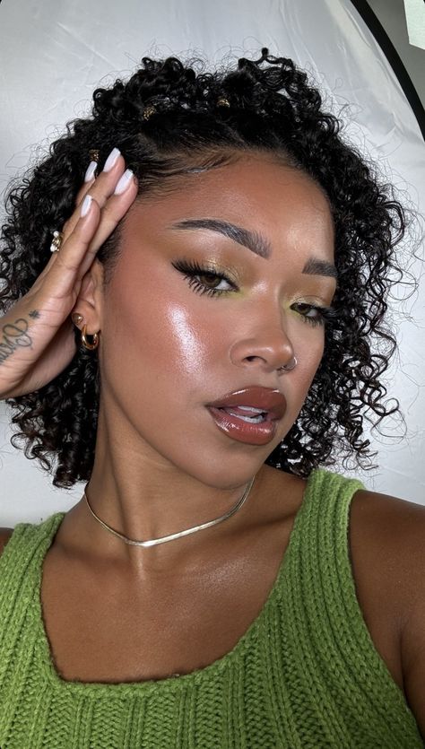 Makeup For Pool Day, Makeup For Beach, Maquillaje Glowy, Makeup For Black Skin, Work Makeup, Summer Makeup Looks, Pool Day, Face Card, Makeup Styles