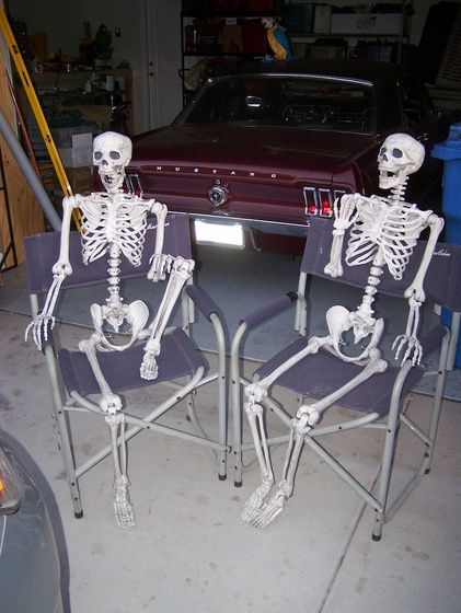 Goofy Skeleton, Skeleton Pictures, Skeleton Pics, Silly Skeleton, Two Skeletons, Try Hard, Halloween Yard Decorations, Crazy Funny Pictures, Skeleton Art