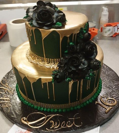 Green And Black Themed Birthday Party, Green And Gold Drip Cake, Wedding Cake Emerald Green, Sweet 16 Cupcakes, Green Birthday Cakes, 19th Birthday Cakes, Green Quinceanera, Quince Cake, Black Dessert