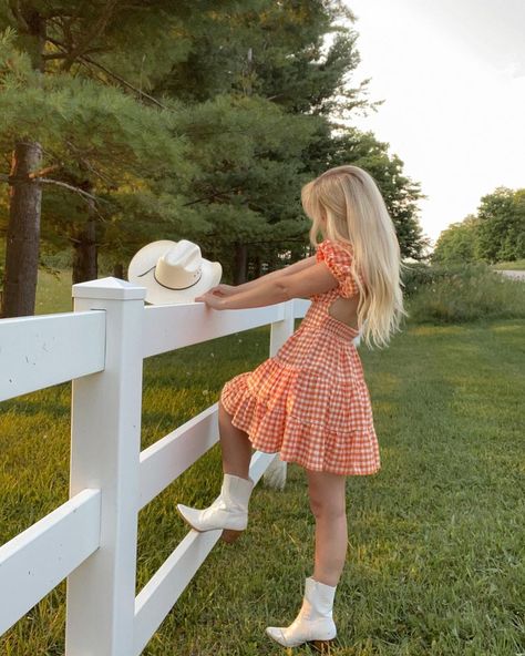 Country Girl Aesthetic, Country Concert Outfits, Foto Cowgirl, Senior Photoshoot Poses, Western Photoshoot, Country Summer, Senior Photo Outfits, Looks Country, Pose Fotografi