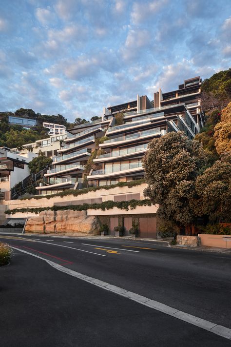 Clifton Terraces apartments on Victoria Road, Cape Town, designed by SAOTA, makes a striking but sensitively integrated architectural statement in the area’s distinctive cliffside setting. The development recedes from the street in a series of stepped, articulated terraces that follow the site's natural contours, boasting panoramic views of the Atlantic Ocean and local landmarks such as Table Mountain and Clifton’s series of sheltered beaches. Cape Town Architecture, Building On Slope, Beach Front Apartment, Terrain Architecture, Mountain Apartment, Houses On Slopes, Terrace Apartments, Terrace Apartment, Sloping Lot House Plan