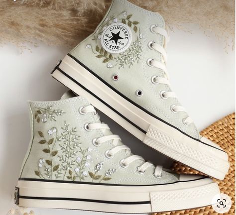 Cute Converse Shoes, Casual Shoes Women Sneakers, Embroidered Converse, Cute Converse, Pretty Sneakers, Custom Shoes Diy, Preppy Shoes, Pretty Shoes Sneakers, Embroidery Shoes