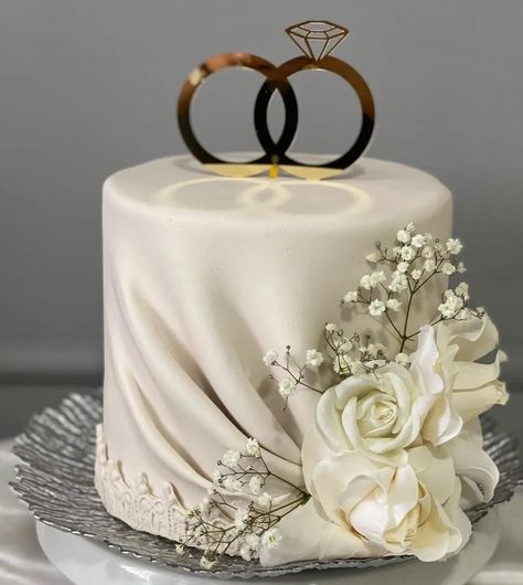 17 Stunning Wedding Cake Ideas For A Unique Celebration. - The Perfect Cake Idea Court Wedding Cake, One Layer Cake Design, Engagement Cake Ideas Elegant, Cake Designs For Wedding, Engagement Cake Images, Engagement Cake Designs, Wedding Cakes One Tier, Birthday Cake Video, Crystal Cake Topper