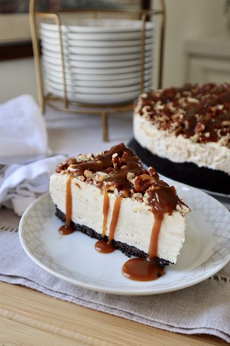 No-Bake Turtle Cheesecake - Honest Darling No Bake Turtle Cheesecake, Summertime Desserts, Turtle Cheesecake Recipes, Cake Funny, Chocolate Fudge Sauce, Turtle Cheesecake, Family Desserts, Oreo Cookie Crust, Gooey Butter Cake