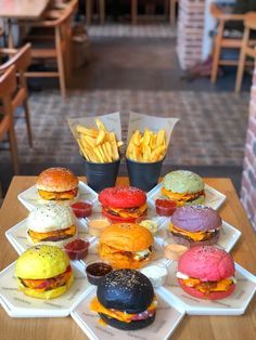 Burger Presentation Ideas, Burger Food Truck, Creative Burger, Burgers And Fries, Burger Places, Bistro Food, Burger Restaurant, Food Truck Design, Food Drinks Dessert