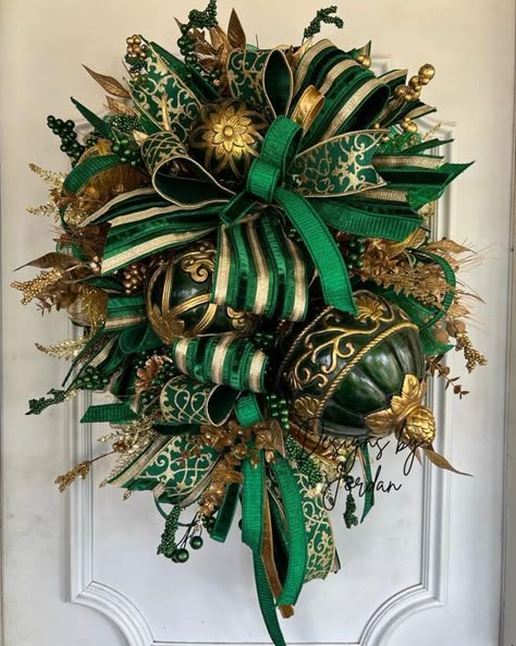 Talk about ELEGANCE!! Y’all this... - Designs by Jordan Christmas Decorations Theme, Christmas Diy Wreaths, Green And Gold Christmas, Green Christmas Decorations, Green Xmas, Tree Inspiration, Teardrop Swag, Christmas Decorations Wreaths, Gold Christmas Decorations