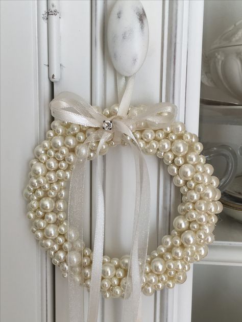 Jewellery Wreath, Christmas Doorway Decorations, Christmas Rules, Pearl Wreath, Flower Wall Wedding, Christmas Tree Inspiration, Handmade Paper Crafts, Pearl Decor, Easy Diy Art