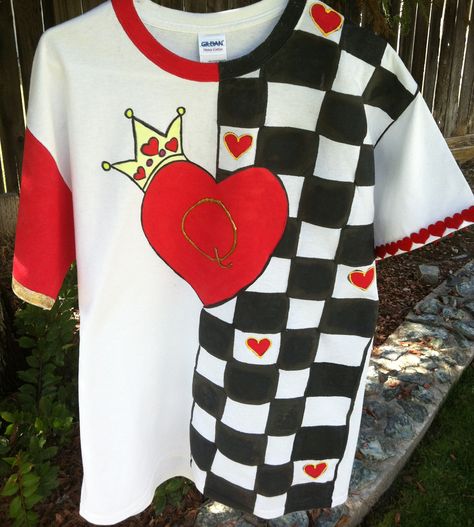 Queen of Hearts <3 I purchased a shirt from Michaels, used some fabric paint, added a felt heart border to one sleeve, and "bam!!" Perfect start to a DIY costume! Alice In Wonderland Props, Heart Costume, Heart Tshirt, Heart Border, Football Birthday Party, Queen Of, Quinceanera Themes, Honey Moon, Diy Costume