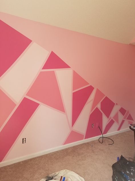 Pink Triangle Wall Paint, Shapes On Walls Painted, Girly Accent Wall, Ideas Para Pintar Mi Cuarto, Multi Colored Walls, Pink Wall Painting Ideas, Ideas Para Pintar Paredes Aesthetic, Paint Room Ideas, Pink Wall Design